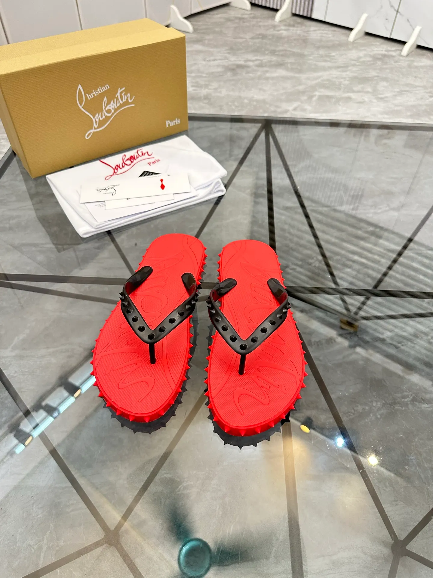Men's shoes: 💰P280¥ Product trademark: CL red-soled shoes* "CL*" flip-flops Regular size: 36-44 (can be customized to 45.46) Couple style Product materials: Original material from upper counter, 5D color printing process, high-end rivets, original lining, original outsole. Number: 789